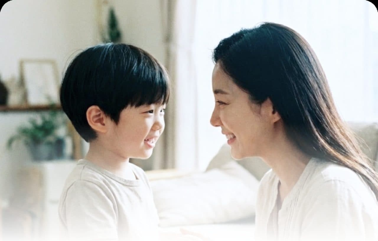 아이와 마주 앉아 웃으며 대화하는 부모